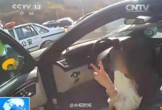 女司机醉驾被查 自称人大代表比V字型手势