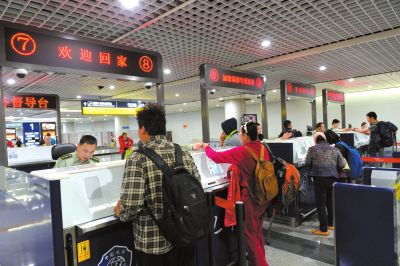 持中国护照可免费乘坐航班消息不实 仍需购票