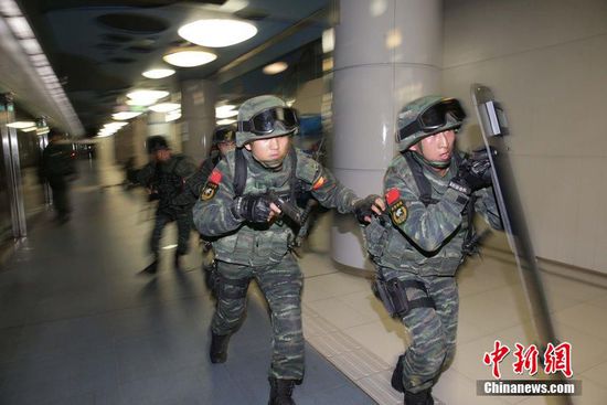 北京特种部队深夜演练遇堵车 改乘地铁反恐