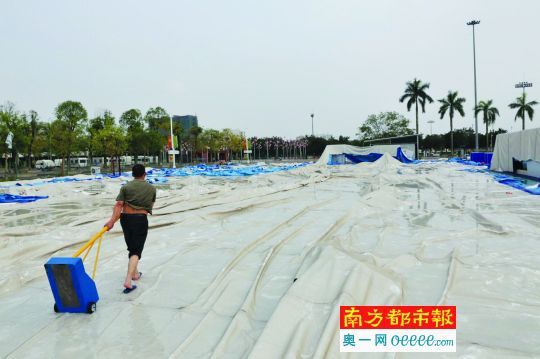 广州奥体中心:羽毛球馆不是雨浇倒 是被风吹塌