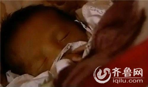 济宁一男婴出生10天被弃田间 被子湿透全身冰凉