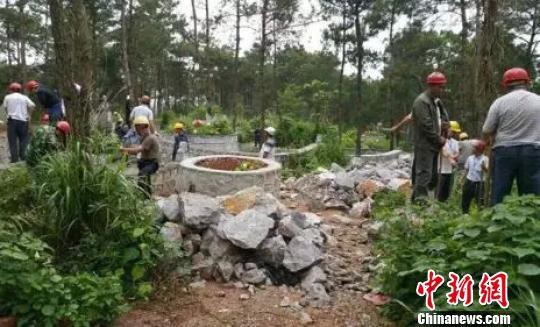 广西桂林动手拆除尧山景区64座"活死人墓"
