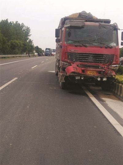江苏邳州两辆大货车追尾 事故已造成4死12伤
