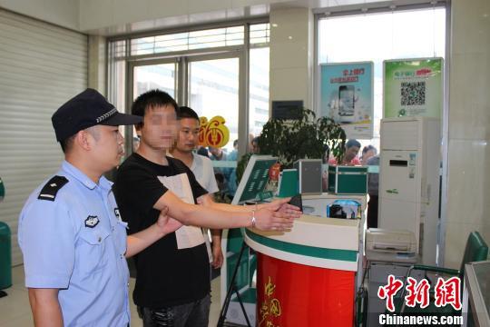 湖北警方成功处置十堰银行劫持人质事件