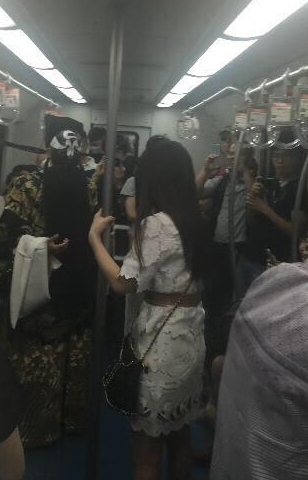 男子扮"包公"乘地铁 蹭脏女乘客被要求赔钱