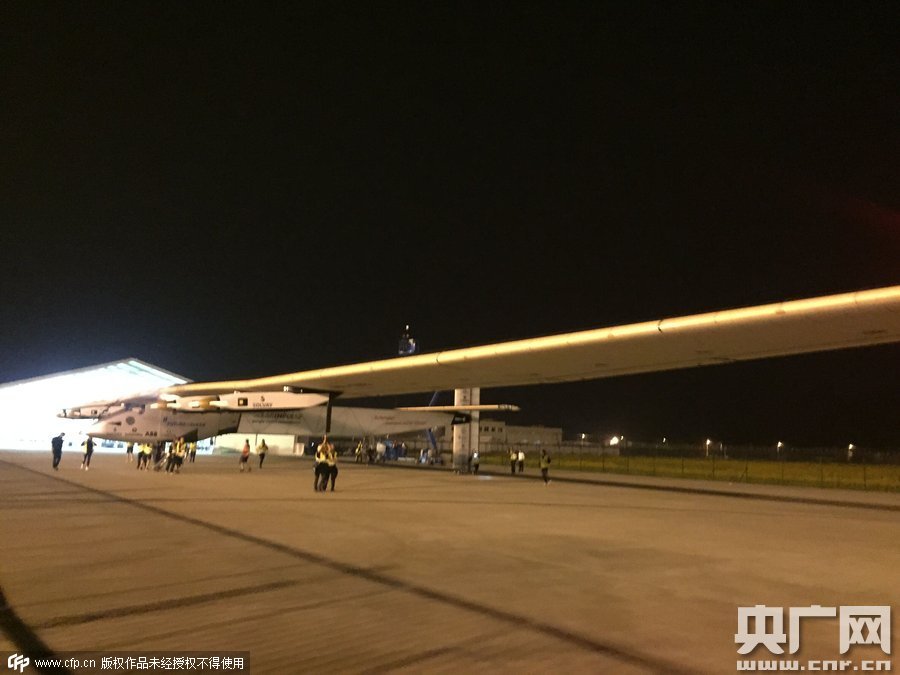 全球最大太阳能飞机离开南京,飞往美国