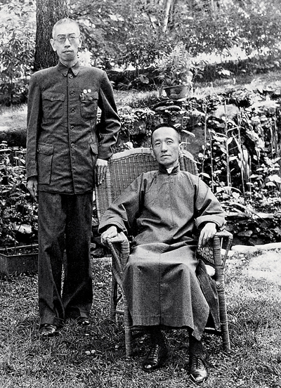 20世纪40年代，陈布雷（右坐者）与秘书金省吾合影