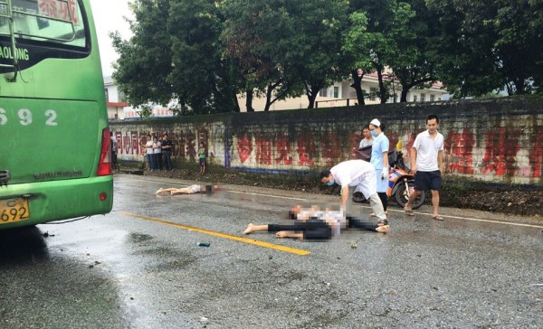 广西3名中学生驾摩托车与公交车相撞 当场身亡