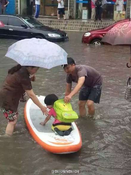 上海暴雨积水严重 市民划皮划艇出行(图)