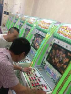 男子在赌博游戏厅输1.7万后报警 警方破门查赌