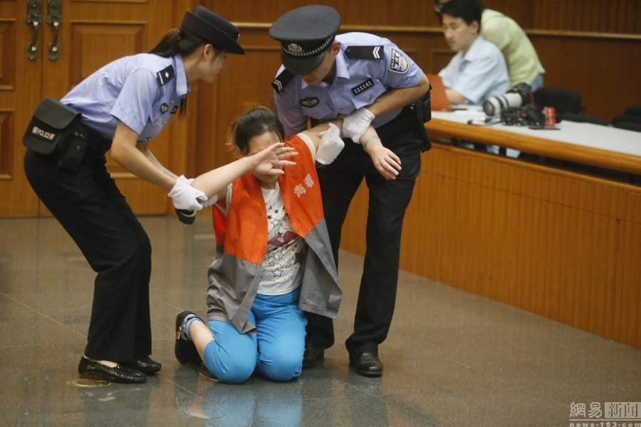 北京集中宣判涉毒案件 女毒贩当庭晕倒