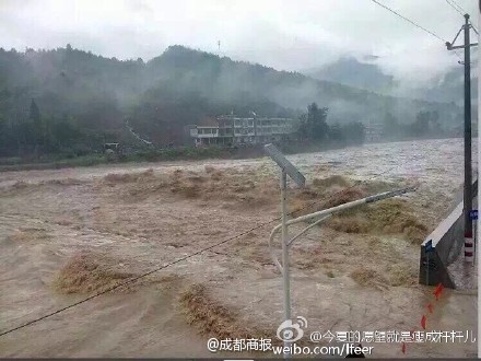 四川巴中南江县发生洪灾 学校被淹考试延期(图