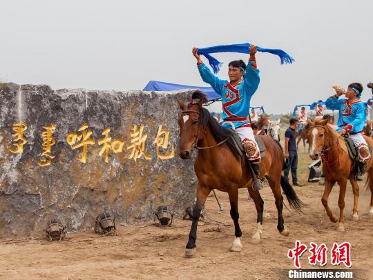 内蒙古各地隆重祭敖包拟申请敖包节为当地节日