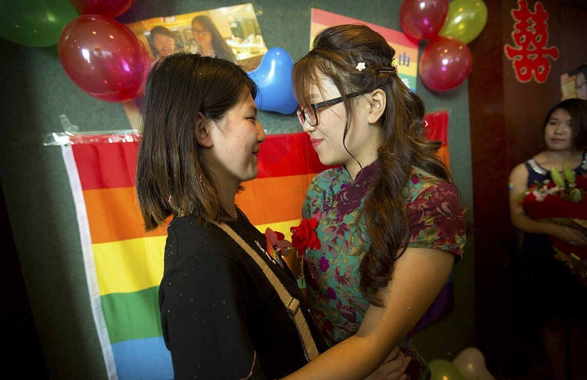 中国一对女同性恋情侣在北京举行结婚仪式