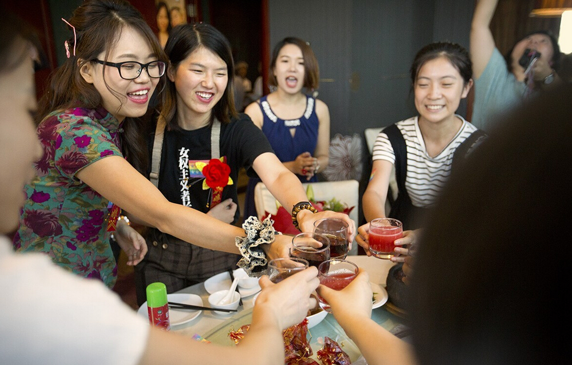 中国一对女同性恋情侣在北京举行结婚仪式