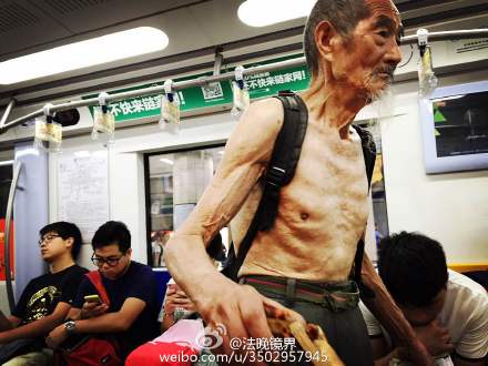 北京地铁现老人半裸乞讨 一手拿钱一手拿快板
