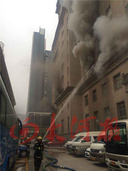 郑州海关大楼着火浓烟滚滚 消防抵达紧急救援