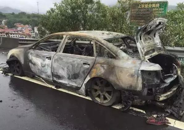 奥迪车烧成壳司机乐开花 女伴称终于可换新车了
