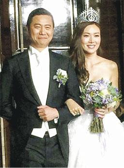 叶翠翠挽着老公的手进入婚宴会场时，特别戴上2005年港姐冠军后冠。图自香港《明报》