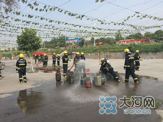 救援人员抢救出的液化气罐