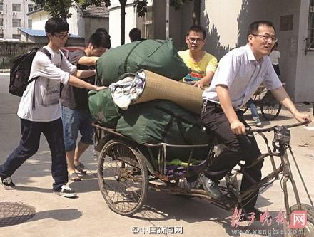 扬州一大学校领导蹬8小时三轮 帮学生搬家(图