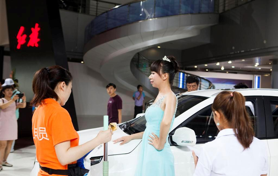长春市汽博会中国一汽展台女子冒充车模站台 因颜值低被劝离