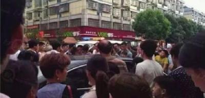 砸宝马车是什么电视剧_宝马玻璃被小孩踩碎_男孩被锁车内父母心疼玻璃不愿砸