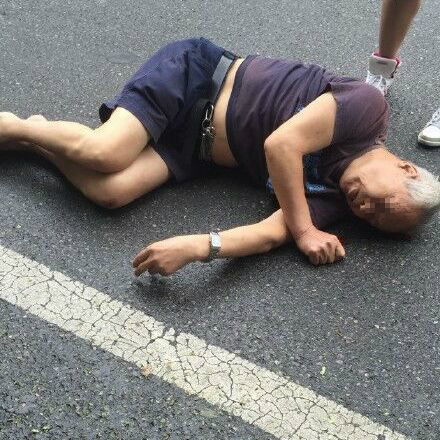 事故现场被撞倒的老人
