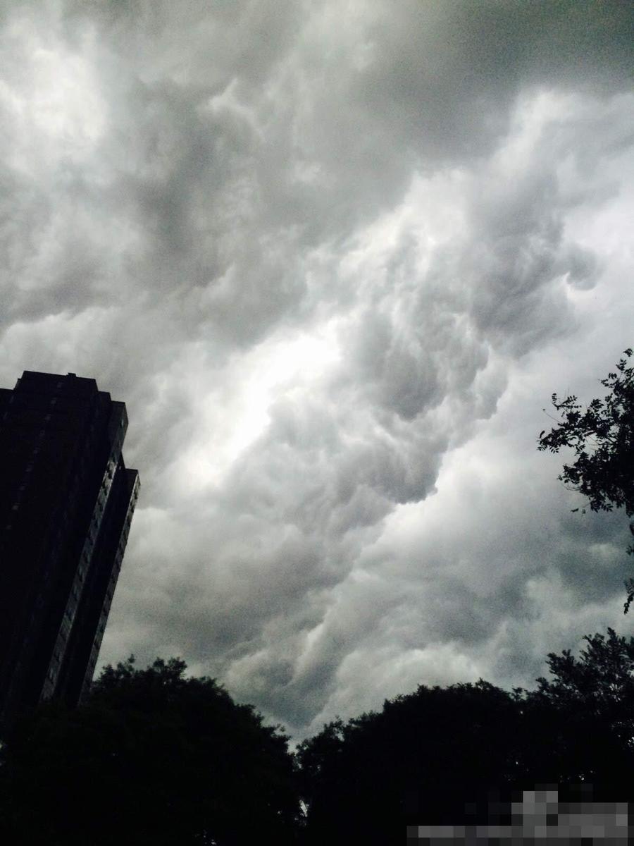 网友@邢等等称,北京这暴雨前好像动画里天兵天将捉孙悟空那般大场面.