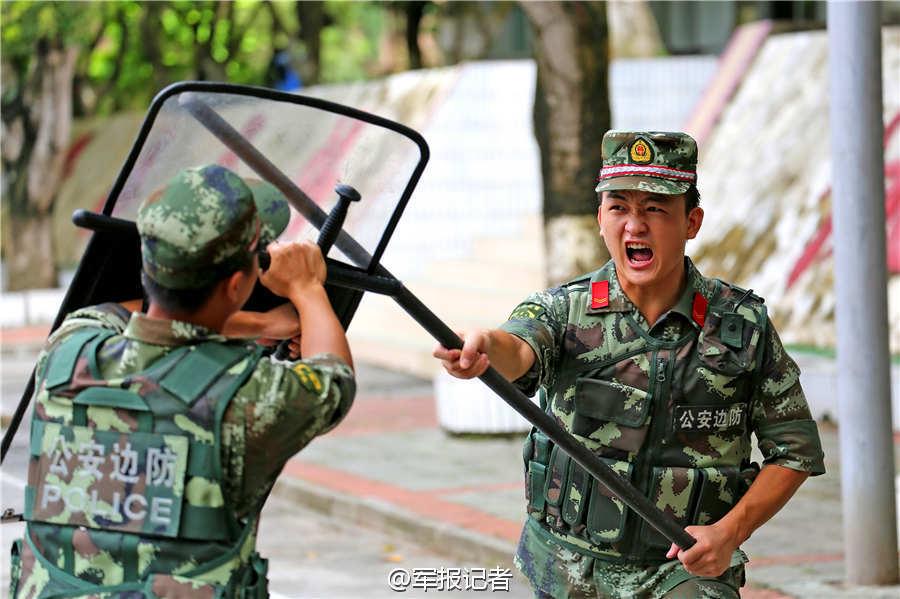 广东边防武警练兵:耍双截棍盾牌斗长棍