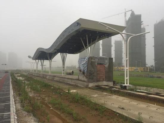 南京一座基本建成却无法投入使用的车站，已经显露出破败的迹象。