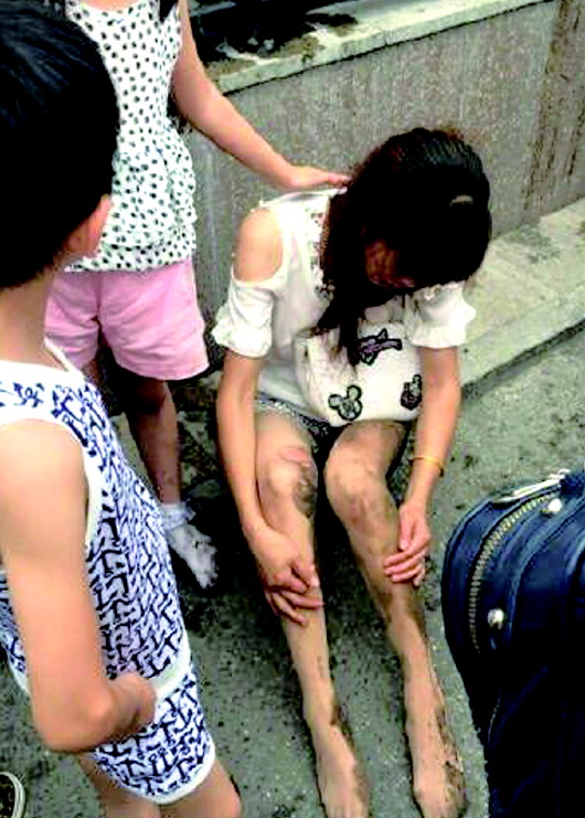 陈女士下半身都是污泥