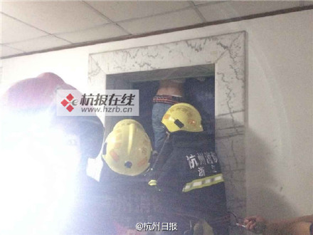 杭州一男子被电梯卡在两层楼之间 性命垂危