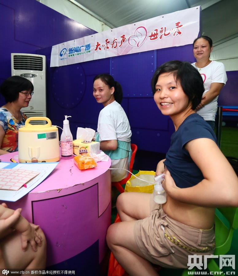 广东广州,广州塔下进行母乳喂养快闪,38位怀抱宝宝的妈妈集体哺喂孩子
