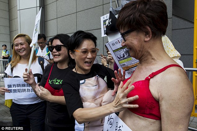 香港百余男女胸罩示威现场