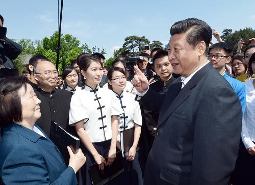 习近平在北京大学校园。（资料图）