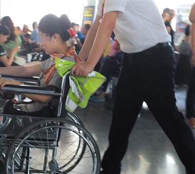 颠簸中受伤的空姐被送往医院检查。网友供图