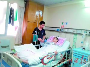 花了百万元之后，李摄森仍躺在病床上。