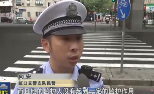 男孩十字路口玩耍被撞 父母未尽监护责任负主责