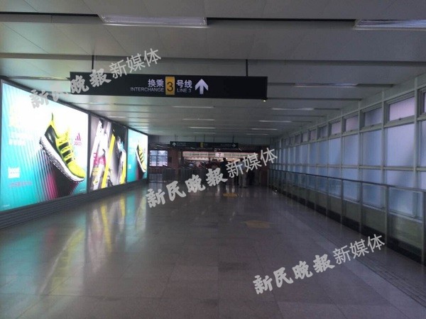 上海地铁虹口足球场站一扶梯运行中梯级突然跳