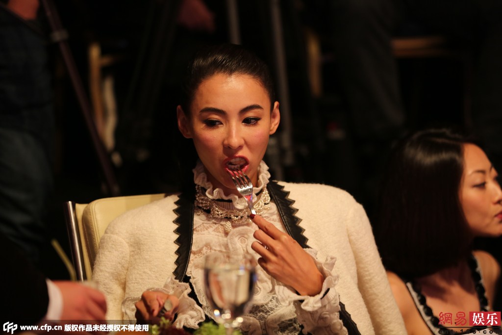 张柏芝吃美食与邻座热聊心情好