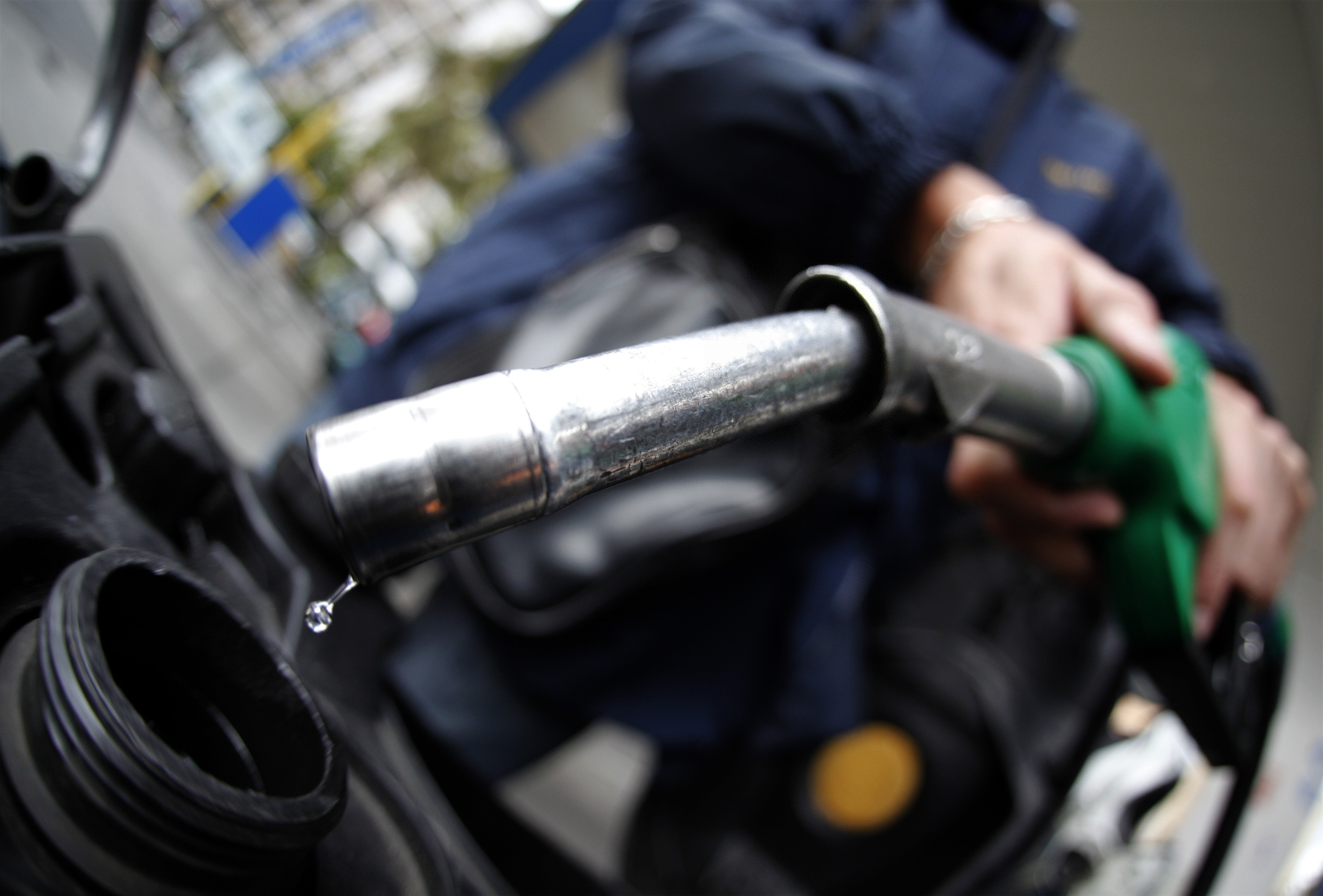 国内油价六连跌 汽柴油价格明起每升降0.09和