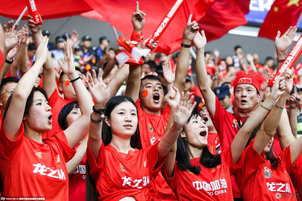 国男迎战中国香港男足 美女球迷团激情呐喊