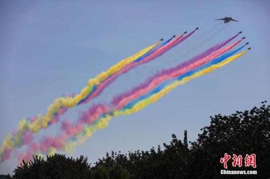 9月3日，纪念中国人民抗日战争暨世界反法西斯战争胜利70周年大会在北京隆重举行。图为空中梯队飞过天安门广场。中新社记者 刘震 摄