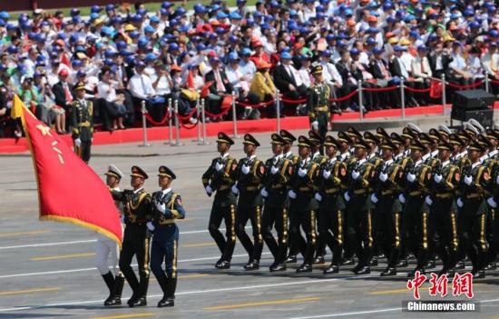 9月3日，纪念中国人民抗日战争暨世界反法西斯战争胜利70周年大会在北京隆重举行。图为空中梯队飞过天安门广场。中新社记者 刘震 摄