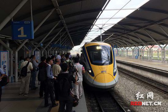 (世界最高速度米轨动车组在马来西亚正式载客运营。)