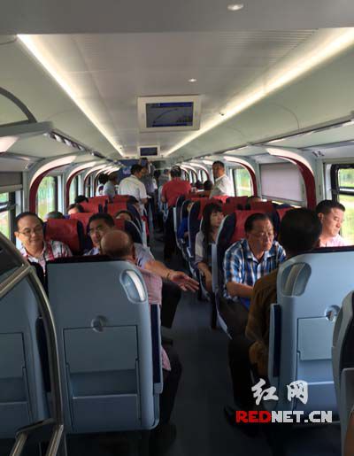 (动车组受当地市民欢迎。)