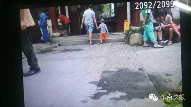 女子公厕内遭割喉 行凶大学生淡定离开