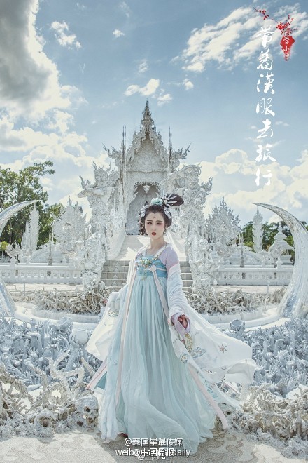 中国女孩白庙写真红遍泰国 侧卧照姿引庙主不