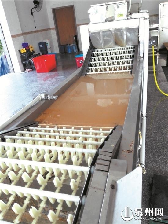 福建泉州多家餐具消毒厂环境堪忧 地板污水横